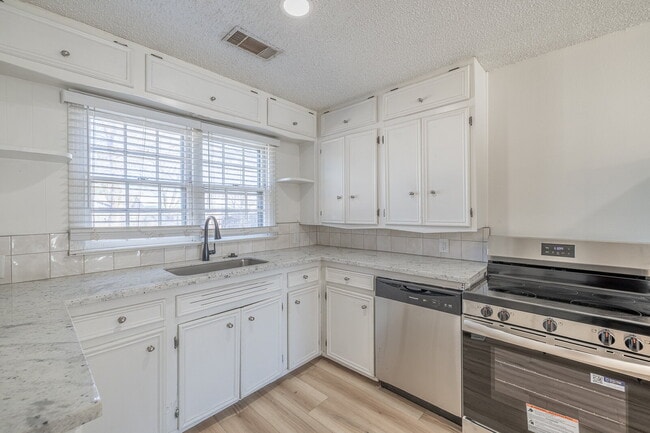 Building Photo - Beautifully Renovated 2-bedroom, 1-bathroom home!