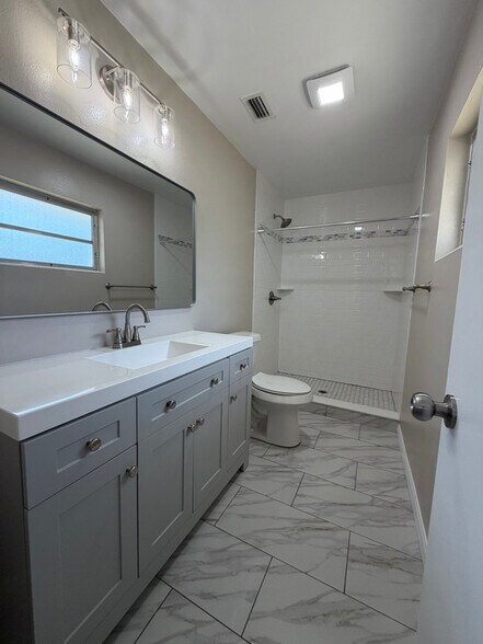 Building Photo - 1500 Ave E NE