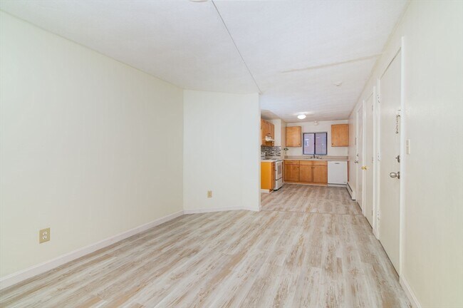 Building Photo - 72 Martensen St