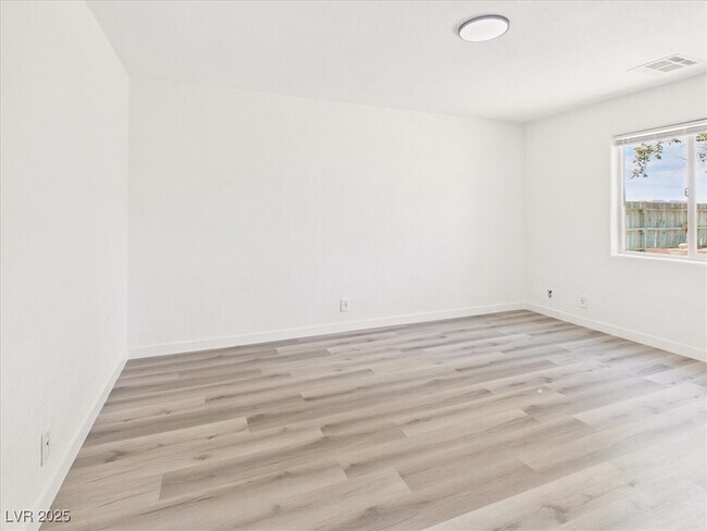 Building Photo - 5610 N Linda St