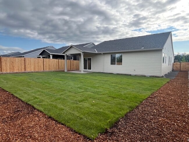 Building Photo - 3 Bedroom 2 Bath Silverton OR