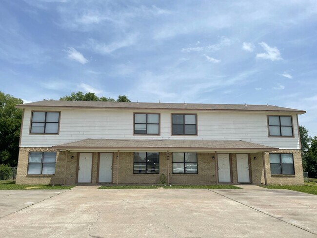 Primary Photo - 1208 Monroe Loop
