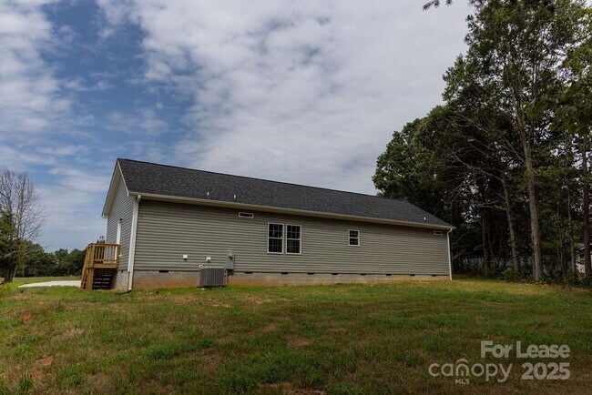 Building Photo - 2070 Travis Rd