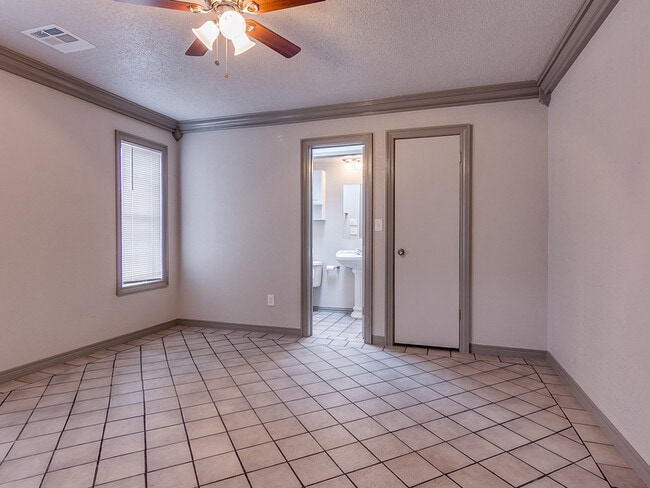 Building Photo - 2002 Vanessa Dr