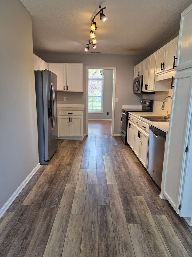 Building Photo - NEW LISTING!!!!!