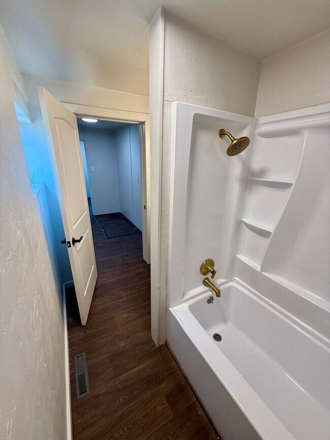 Building Photo - Charming 3-Bedroom Home with Spacious Yards & Modern Comforts in Lewiston