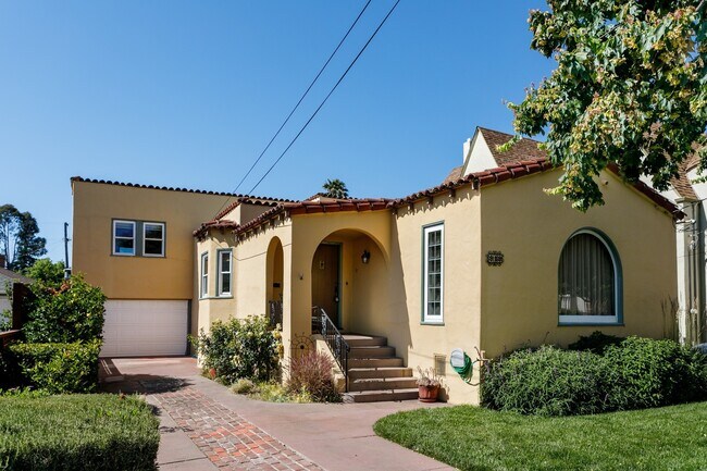 Building Photo - 818 Collier Dr