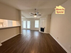 Building Photo - Modern Updated Top Floor unit! Freshly Pai...