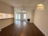 Building Photo - Modern Updated Top Floor unit! Freshly Pai...
