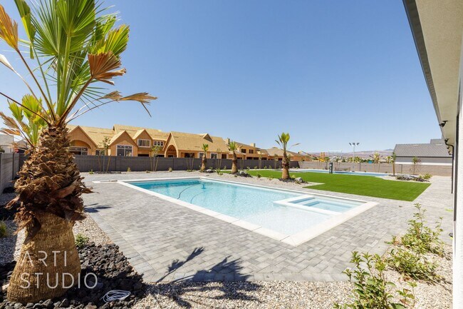 Building Photo - BRAND NEW Gorgeous 6 bed 7 bath with Pool ...