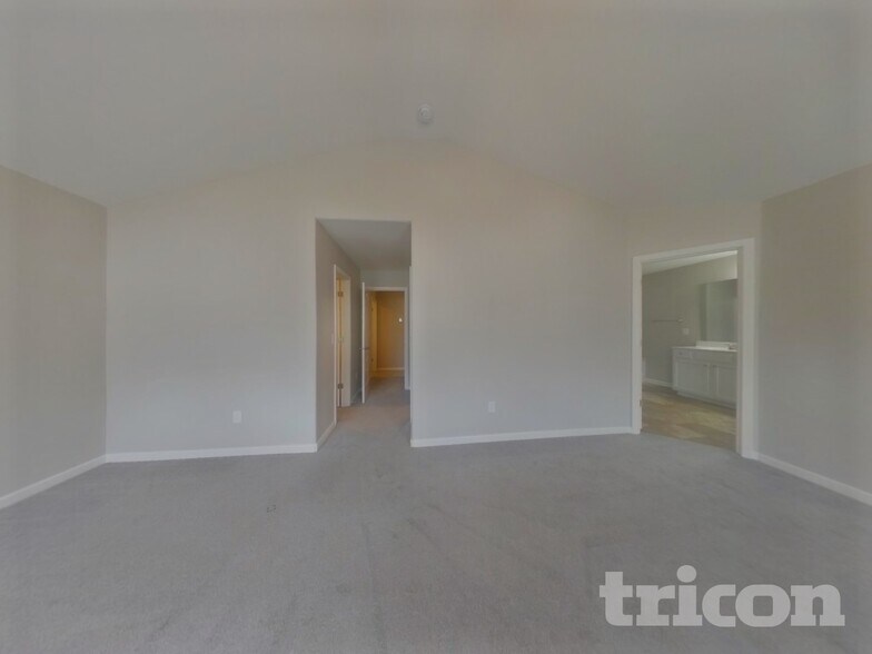 Building Photo - 1332 Waylon Ave