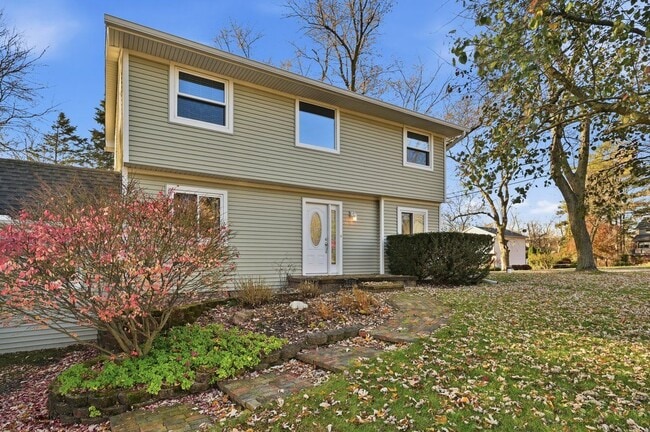 Building Photo - 5595 Birdview Heights