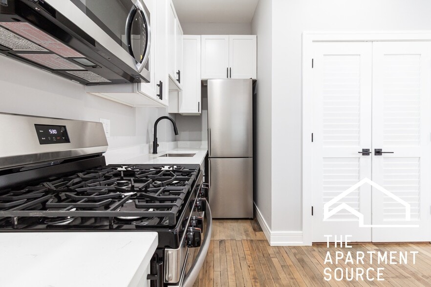 Building Photo - 3840 N Wilton Ave