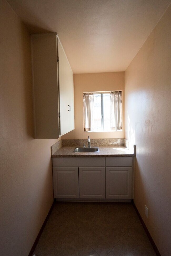 Building Photo - Adorable 1 bedroom in Pomona!
