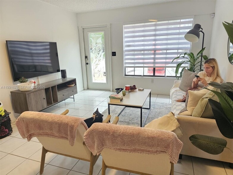 Building Photo - 10371 Jasmine Ct