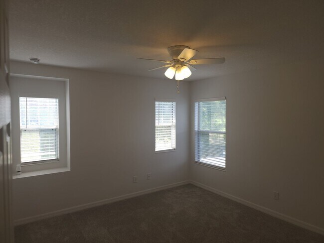 Building Photo - Stunning 4-Bedroom, 2.5-Bathroom Home with...