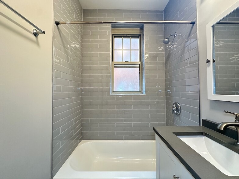 Building Photo - 434 W Aldine Ave