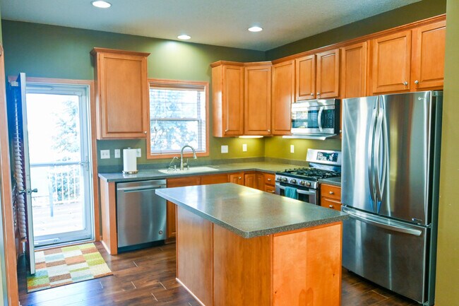 Building Photo - 3266 Oak View Dr