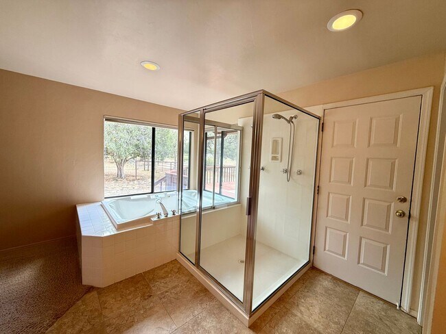 Building Photo - Custom home on 3 acres in Williamson Valley