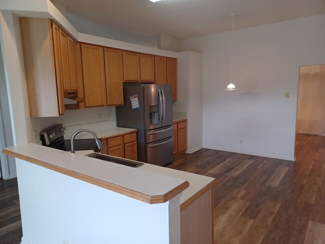 Building Photo - Large 3 BR 2 BA Rental in Desirable Area