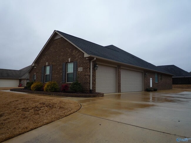 Building Photo - 13205 Hill Crest Dr