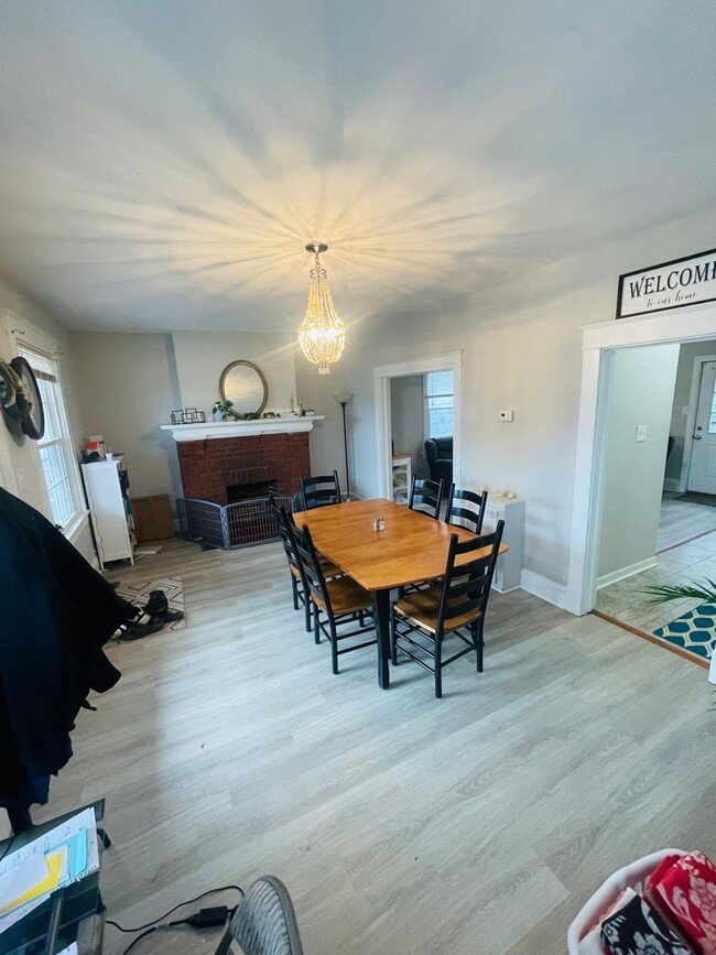 Building Photo - Beautifully Renovated 3bdrm/1.5bth Home Lo...