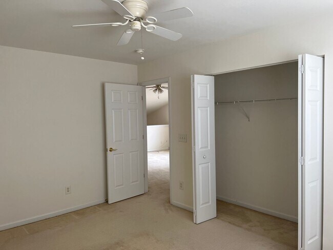 Building Photo - Gorgeous 3 Bedroom townhome in Carolina Fo...