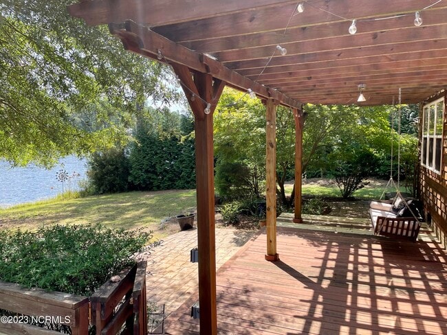 Building Photo - 245 Lakeside Dr