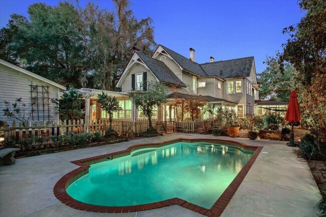 Building Photo - Queen Anne Victorian Estate