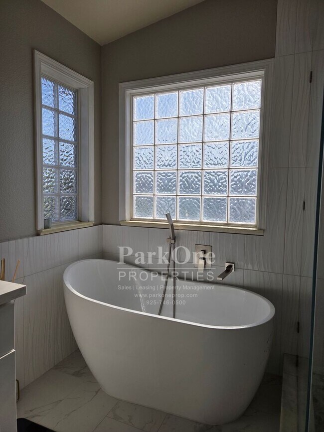 Building Photo - Modern Detached Home in Suburban Dublin Co...