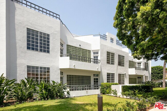 Building Photo - Stylish End-Unit Townhome in Prime Santa Monica | Private Rooftop Deck & Bonus Room