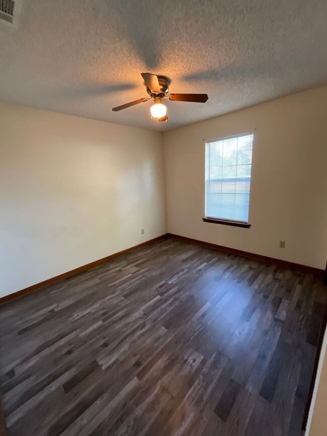 Building Photo - 2 Bedroom 2 Bath Townhouse