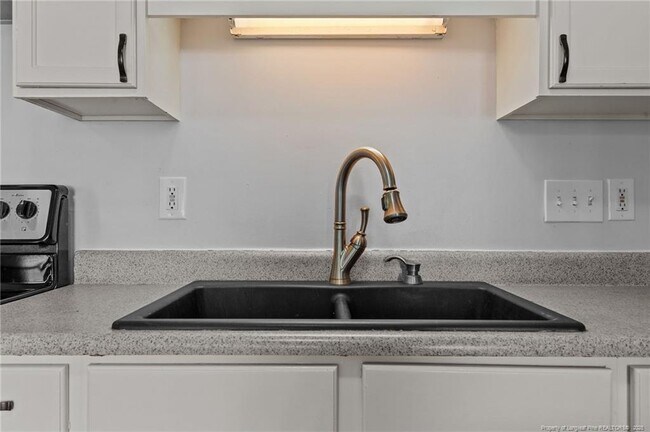 Building Photo - 7780 Buttonwood Ave