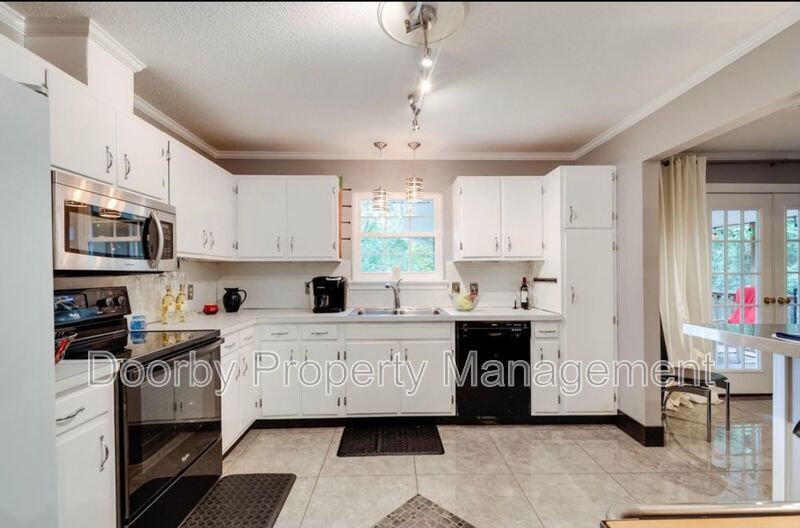 Building Photo - 4557 Ravenwood Dr N