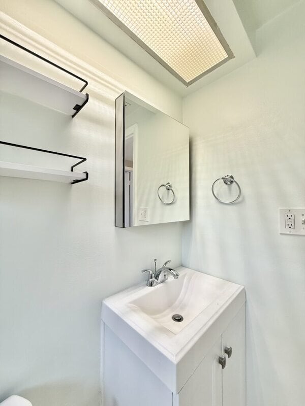 Building Photo - 1300 Classic Dr