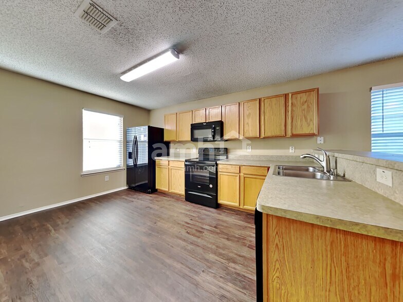 Building Photo - 2970 Marquis Ln