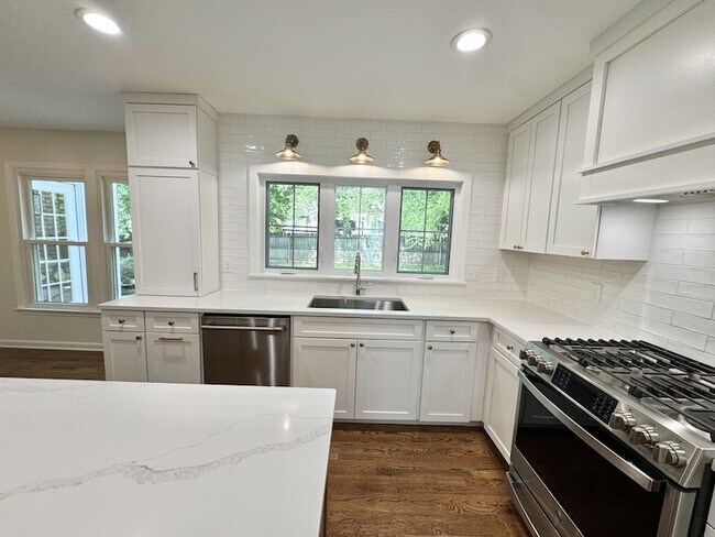 Building Photo - 1370 Buckingham Cir
