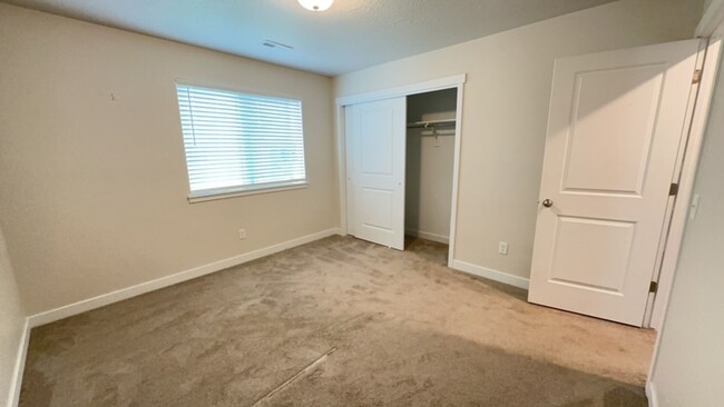 Building Photo - Lovely NSL Townhome - available this month!