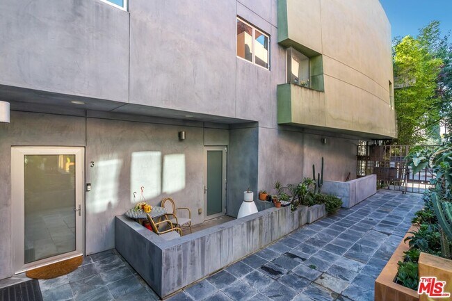 Building Photo - 900 N W Knoll Dr