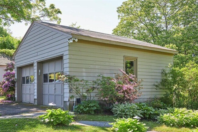 Building Photo - 108 Wey Rd