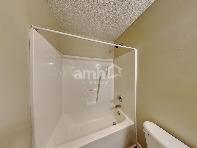 Building Photo - 15464 Stone Hollow Dr