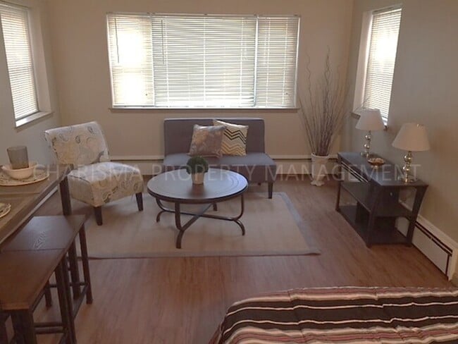 Building Photo - 700 S Summit Ave