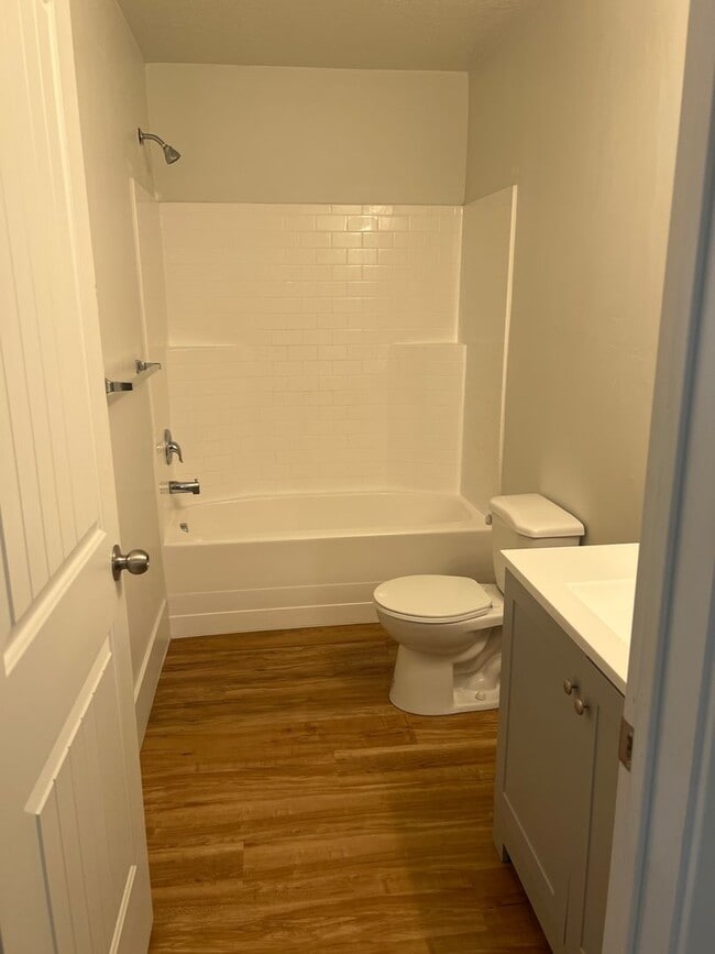 Building Photo - 2 bedroom 2.5 bath townhome