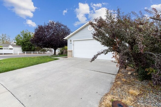 Building Photo - Wonderful 3 Bedroom Home with New Flooring...