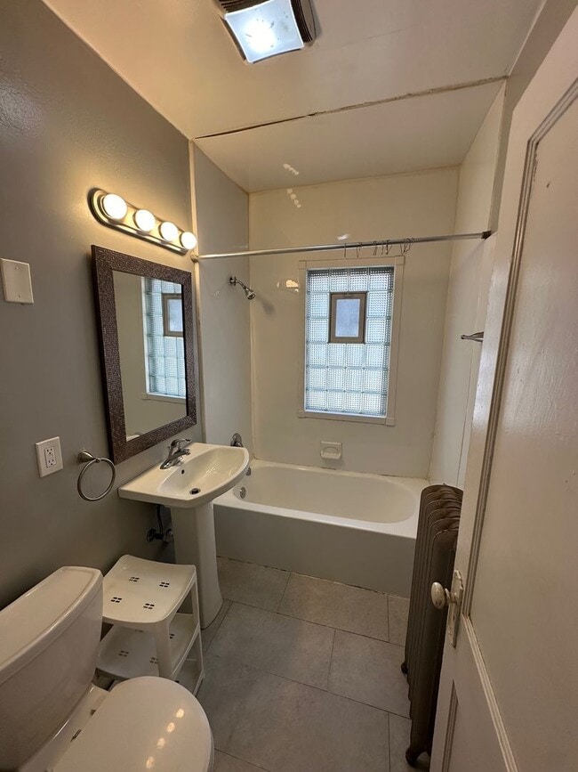 Building Photo - 4 Bedroom Near UWM Campus