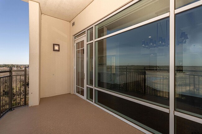 Building Photo - 2801 Wexford Dr