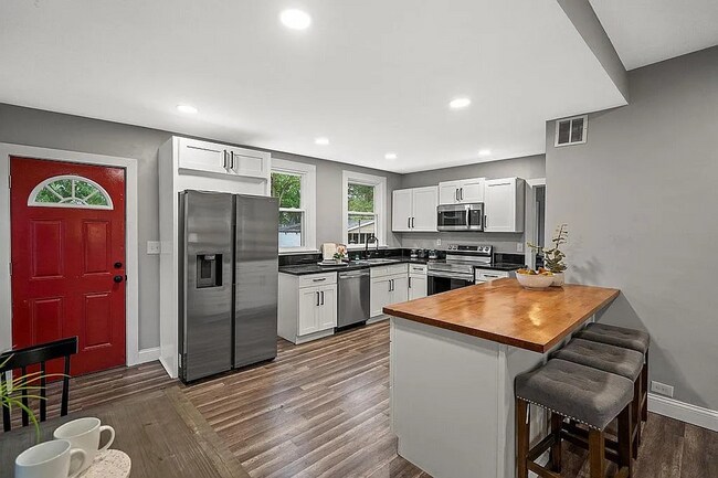 Building Photo - Gorgeous 5 bed 3.5 Bath in Madisonville!!