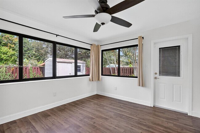 Building Photo - 606 N 28th Ave