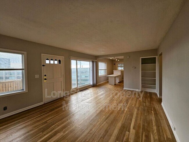 Building Photo - 801 SW Broadway Dr