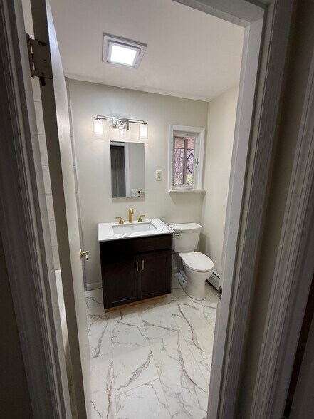 Main Bathroom - 4387 NY-32